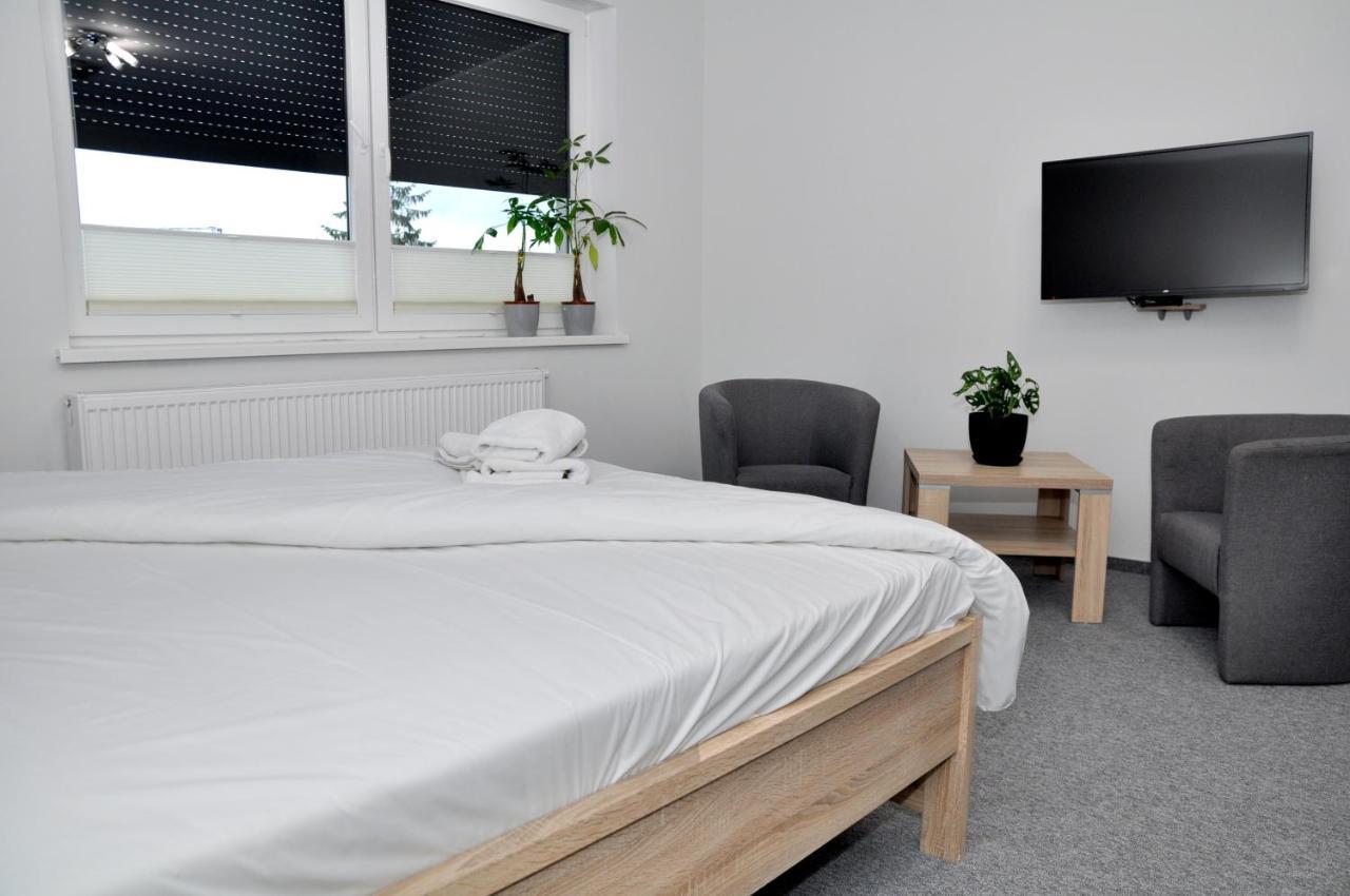 Pokoje, Apartamenty, Restauracja Marcus 오보르니키 외부 사진