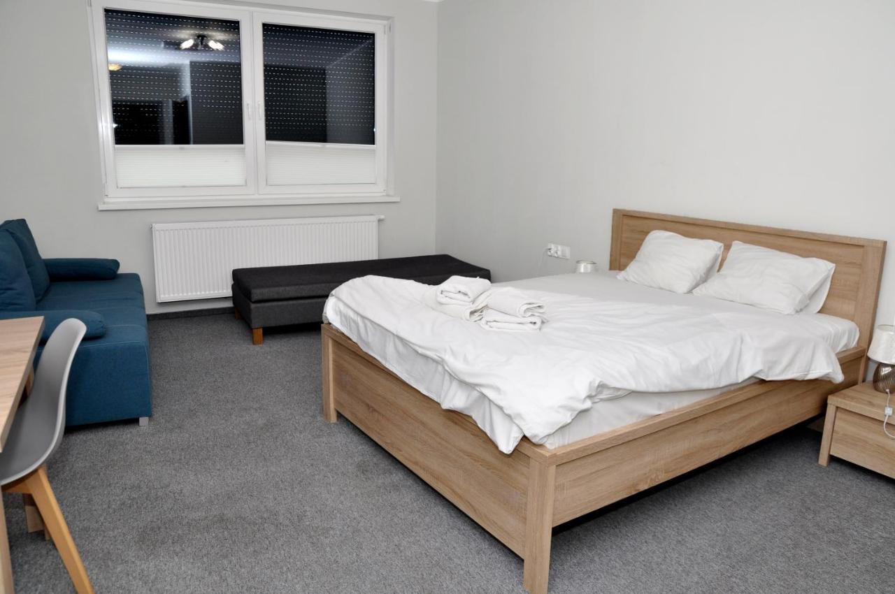 Pokoje, Apartamenty, Restauracja Marcus 오보르니키 외부 사진