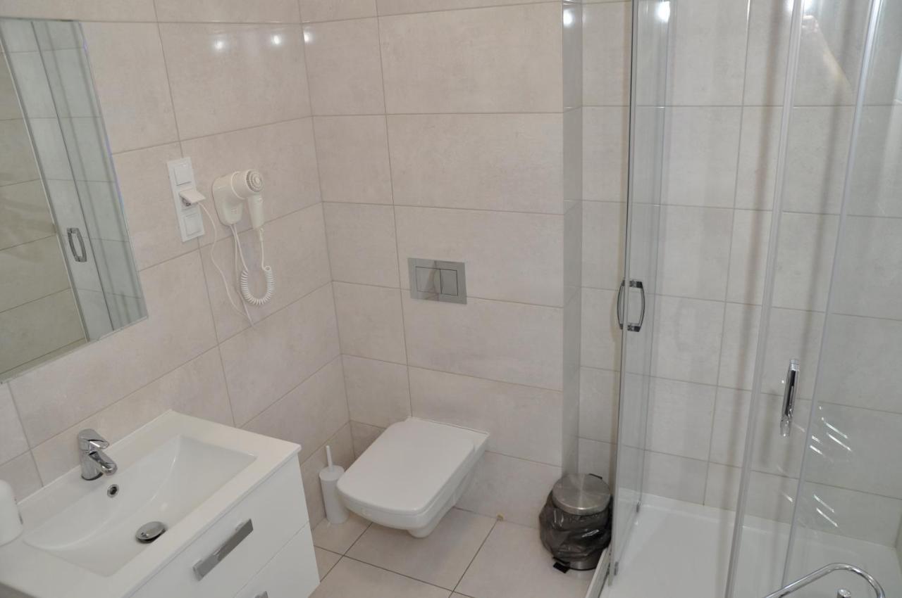 Pokoje, Apartamenty, Restauracja Marcus 오보르니키 외부 사진