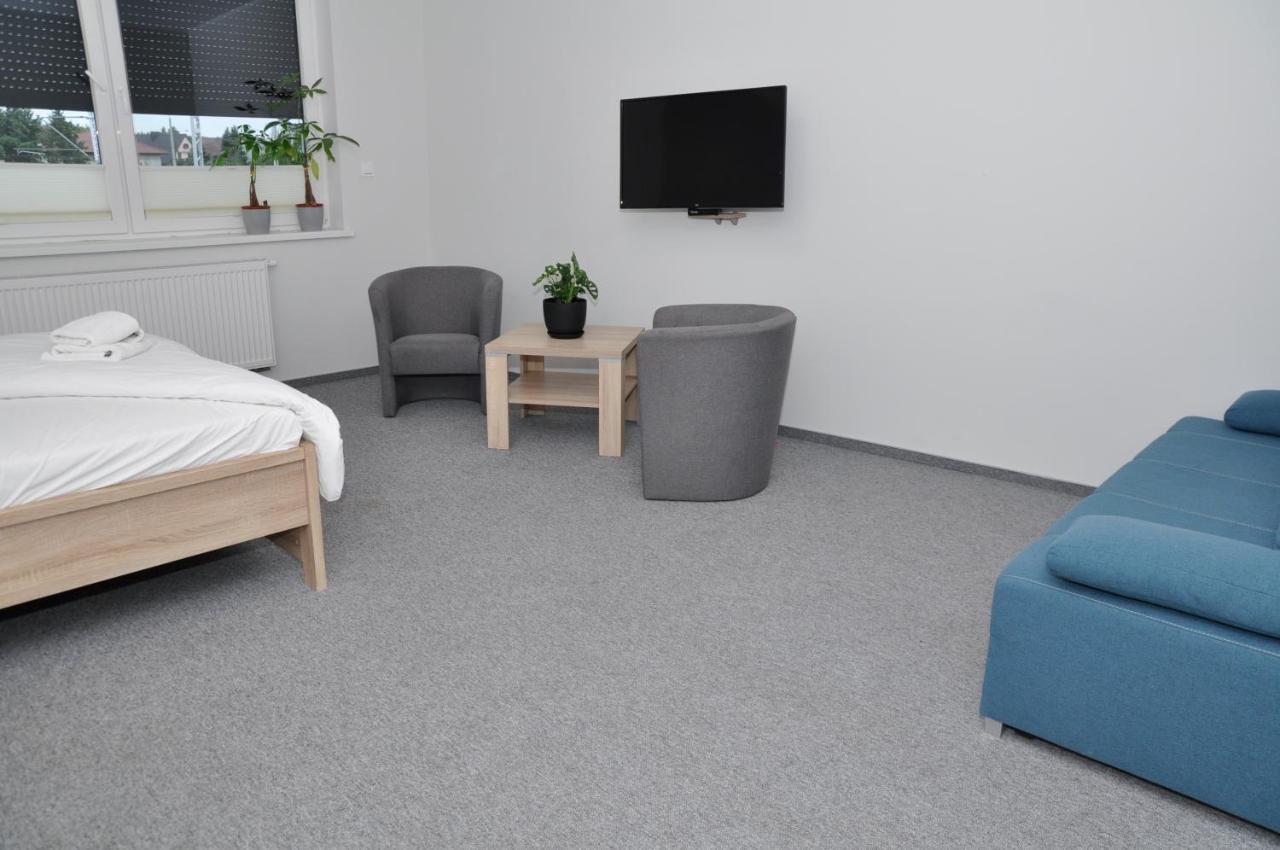 Pokoje, Apartamenty, Restauracja Marcus 오보르니키 외부 사진