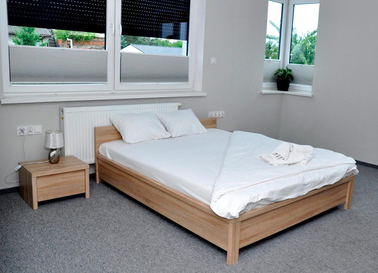 Pokoje, Apartamenty, Restauracja Marcus 오보르니키 외부 사진