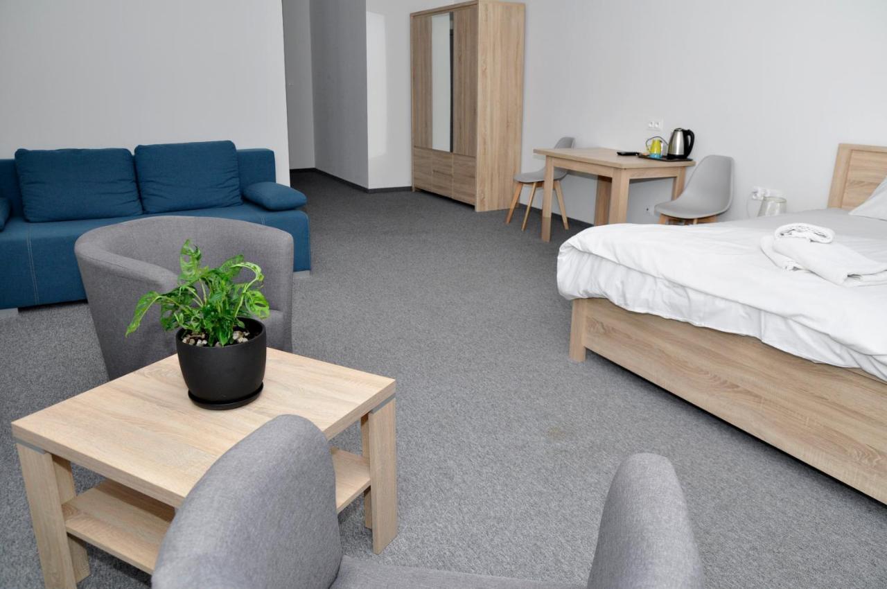 Pokoje, Apartamenty, Restauracja Marcus 오보르니키 외부 사진