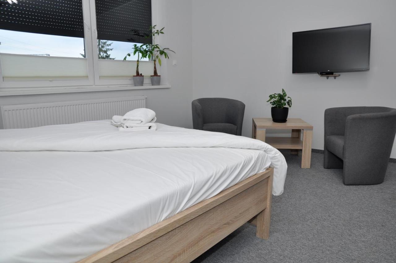 Pokoje, Apartamenty, Restauracja Marcus 오보르니키 외부 사진