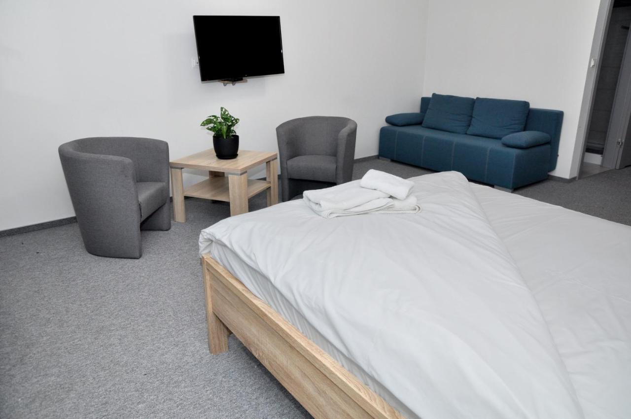 Pokoje, Apartamenty, Restauracja Marcus 오보르니키 외부 사진